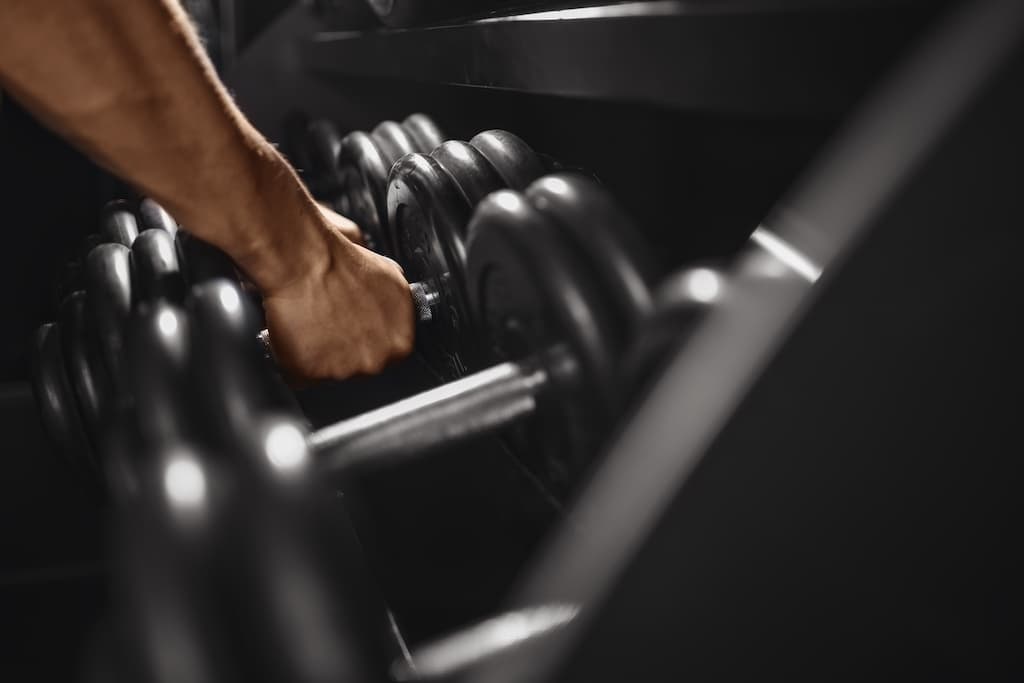 Dumbbell et abdos : 5 exercices originaux pour repousser ses limites
